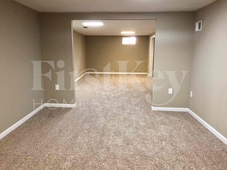 Building Photo - 910 Claver Ln