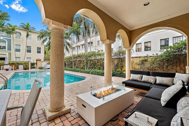 Building Photo - 560 S Sapodilla Ave