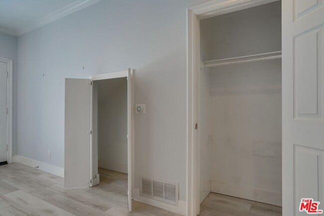 Building Photo - 1034 S Shenandoah St