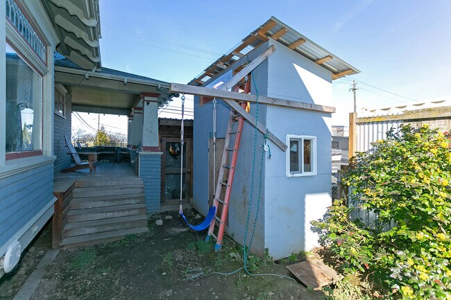 Playhouse - 718 NE Dekum St