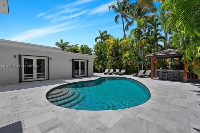 Building Photo - 122 E 2nd Ct