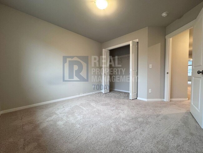 Building Photo - Spacious Modern 5-Bedroom Home with 3-Car ...