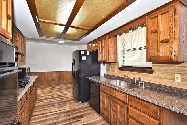 Building Photo - 2208 W Memphis St