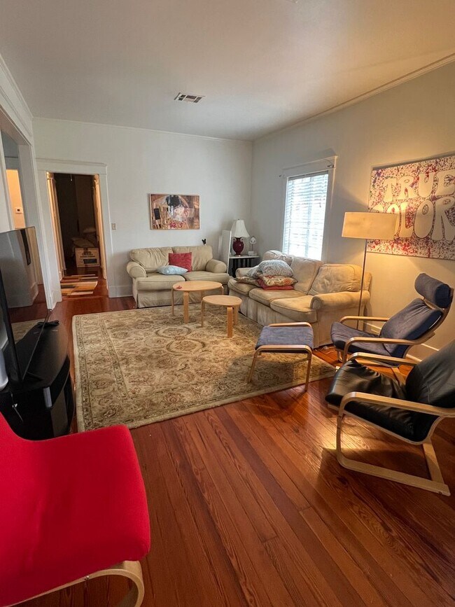 Building Photo - 5 BR- Available now or January lease - Ren...