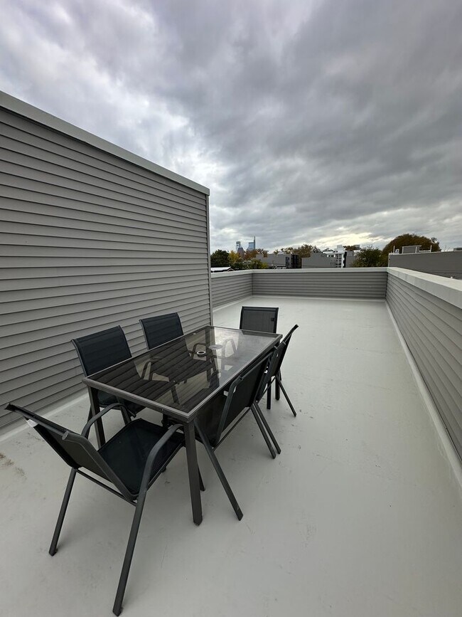 Building Photo - Recently Constructed, Modern 3 Bed / 3 Bath Bi Level Apartment Near Temple — Private Rooftop + Ba...