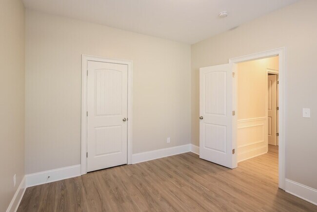 Building Photo - 3141 Oakmont Dr