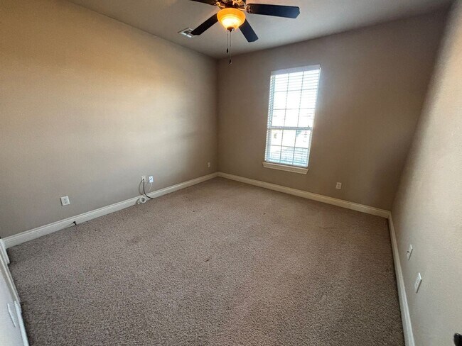 Building Photo - Beautiful 3 Bedroom, 2 Bathroom Home in Persimmon Place!