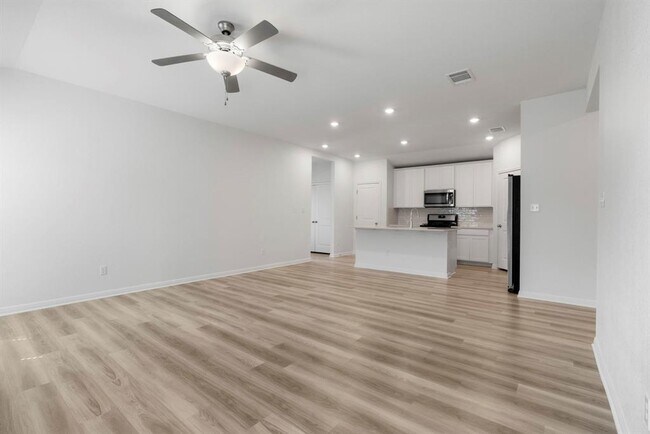 Building Photo - 121 Oakdale Meadows Ln