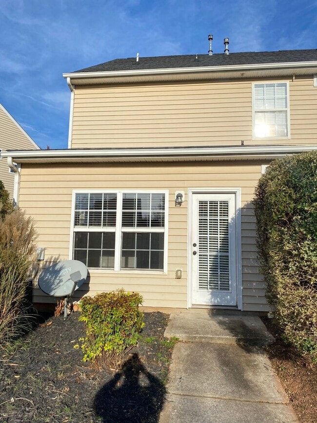 Building Photo - Three Bedroom Townhome In Caldwell Station With primary Bedroom On Main