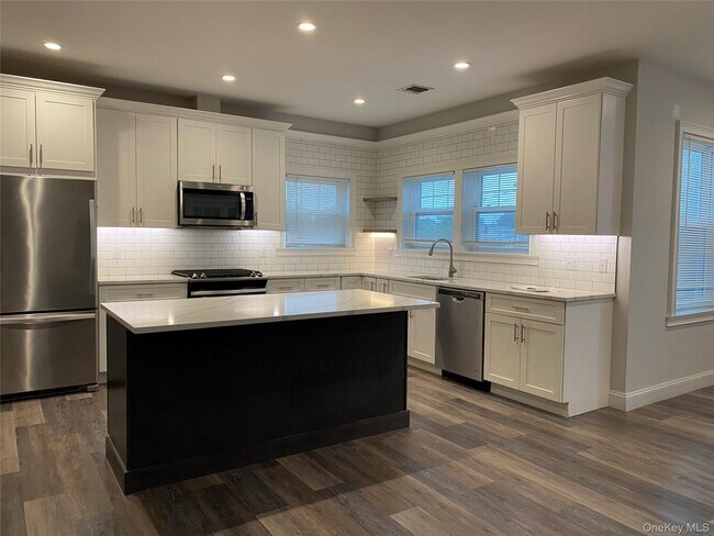 Building Photo - 840 Montauk Hwy