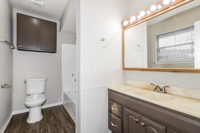 Building Photo - 15310 Meadow Village Dr