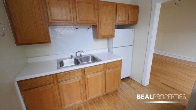 Building Photo - 1 bedroom in CHICAGO IL 60657
