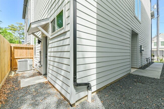 Building Photo - 5703 Balbo St