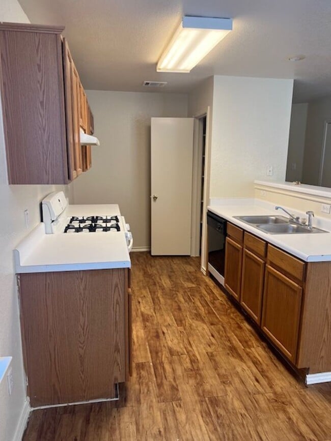 Building Photo - 913