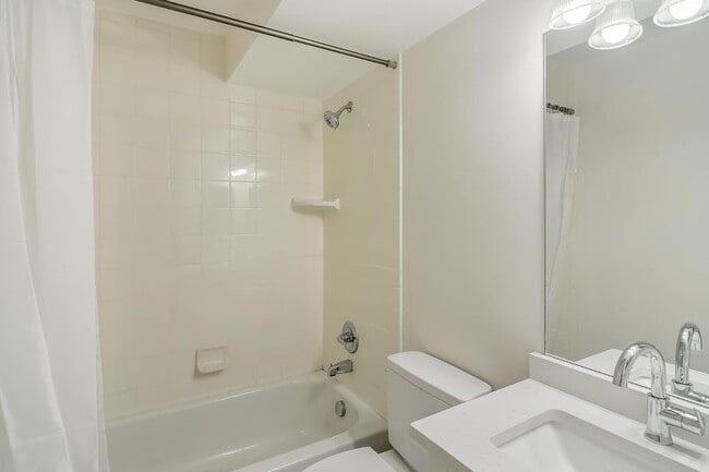 Building Photo - 5004 E Hinsdale Pl