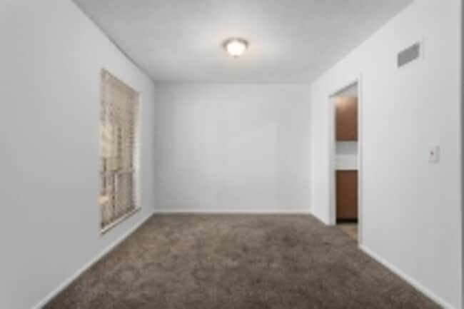 Building Photo - 502 W 89th St