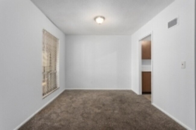 Building Photo - 508 W 89th St