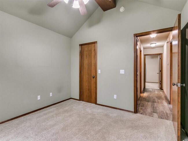 Building Photo - 1001 N Barn Hill Way