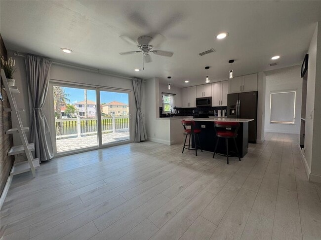 Building Photo - 7481 Santa Monica Dr