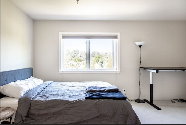 Building Photo - EPIC REA -End-unit AND TOP TWO floors (pen...