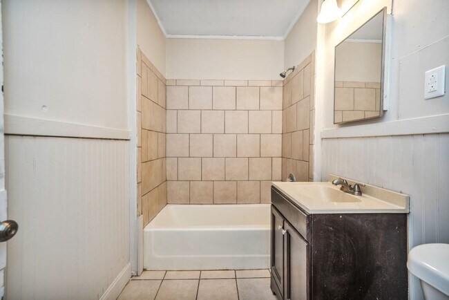 Building Photo - Spacious 2-Bedroom Duplex in Talladega – M...