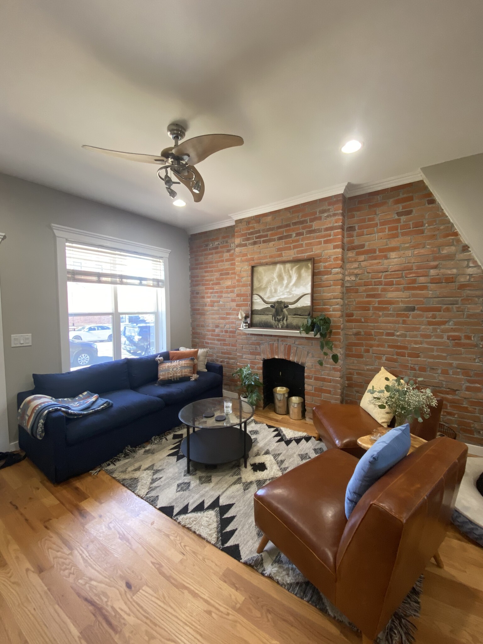 SPacious and bright front room. - 1231 31st St