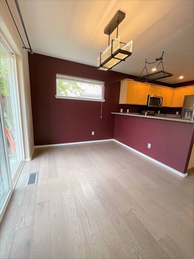 Building Photo - 16873 NW Oak Creek Dr