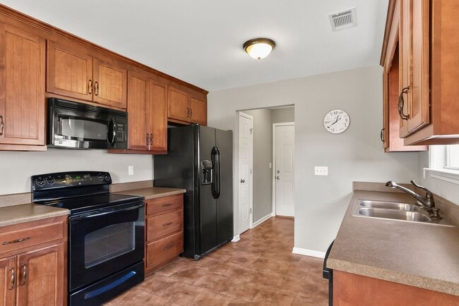 Building Photo - Cozy 3 Bed 2 Bath Home Available Now thru July 2026!