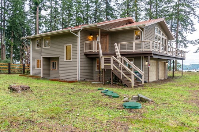 Building Photo - 3 Bedroom 2.5 bathroom nestled in woods with water view