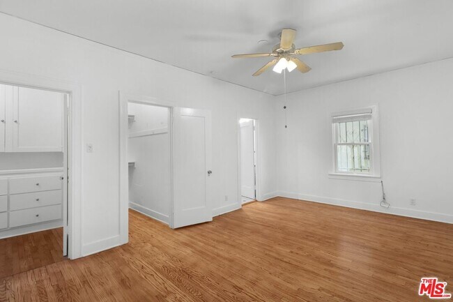Building Photo - 175 N Sycamore Ave