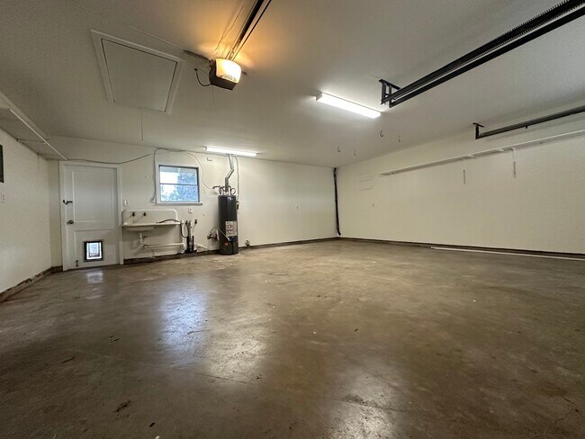 Building Photo - 711 E Locust Ave