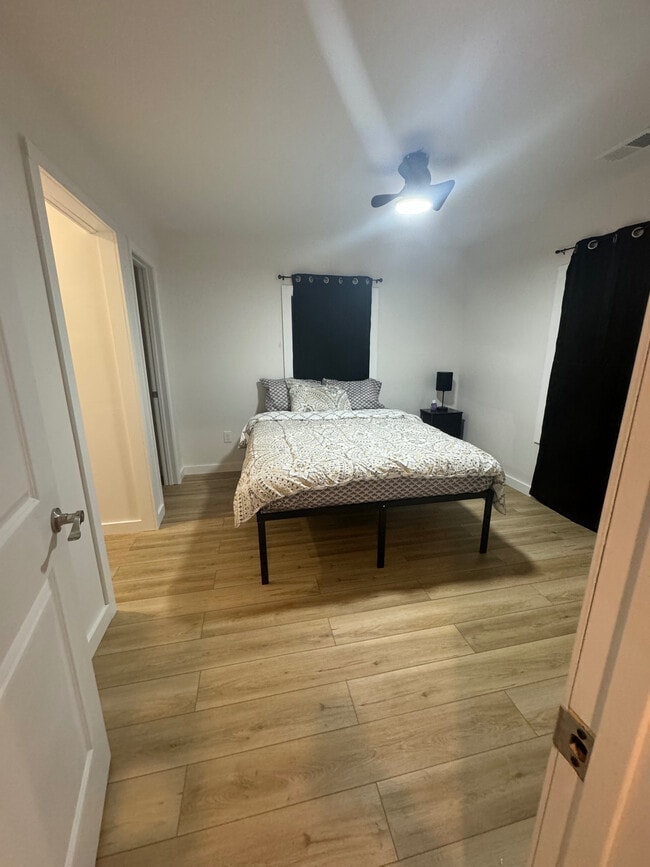 Building Photo - Room in House on Peeples St SW