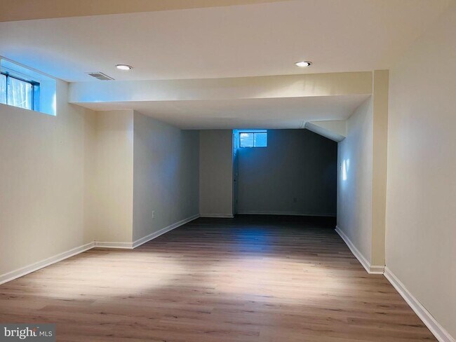 Building Photo - 102 Sweethollow Dr