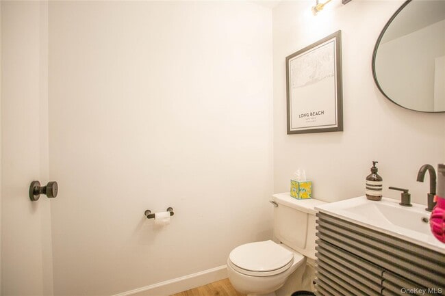 Building Photo - 100 W Broadway