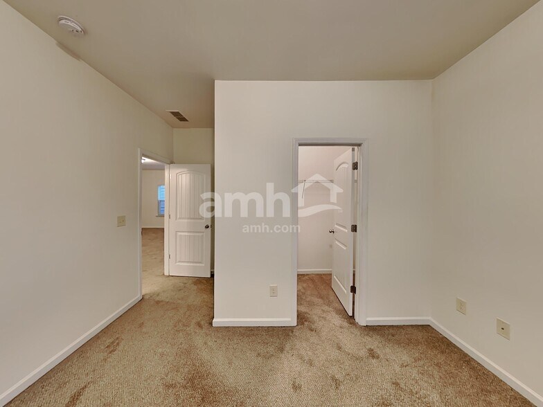 Building Photo - 105 Hickory Village Cir