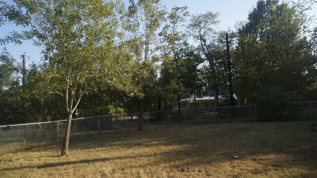 Building Photo - 1016 Puryear Dr