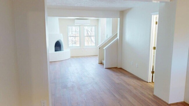 Building Photo - Large Centrally located townhome