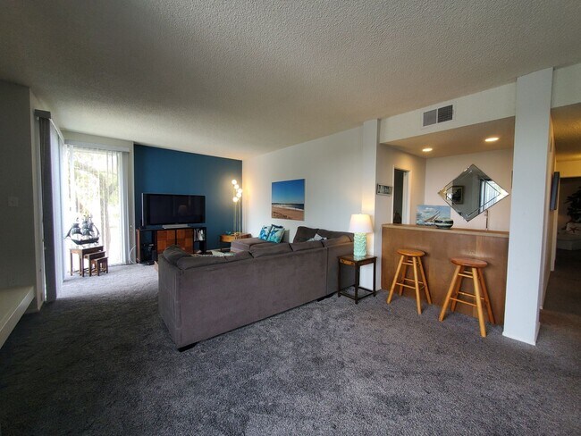 Building Photo - *FURNISHED* 3 Bedroom + 2 Bathroom Condo, ...