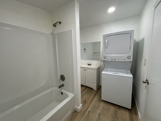 Building Photo - 5650 Ensenada Way