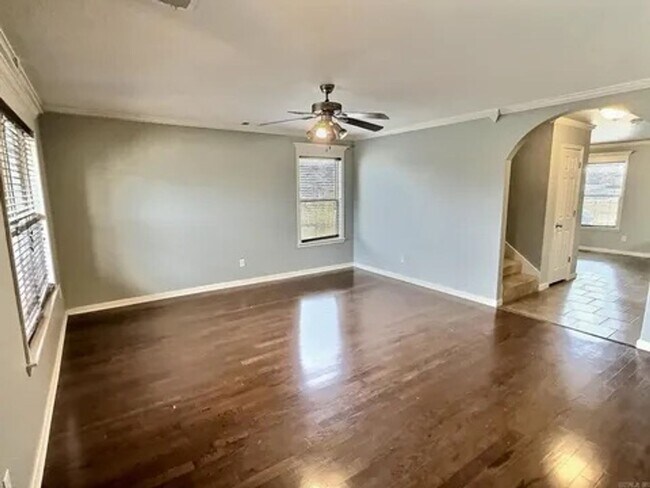 Building Photo - Great 3 Bedroom 2.5 Bathroom Cabot House