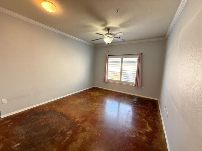 Building Photo - 910 W 25th St