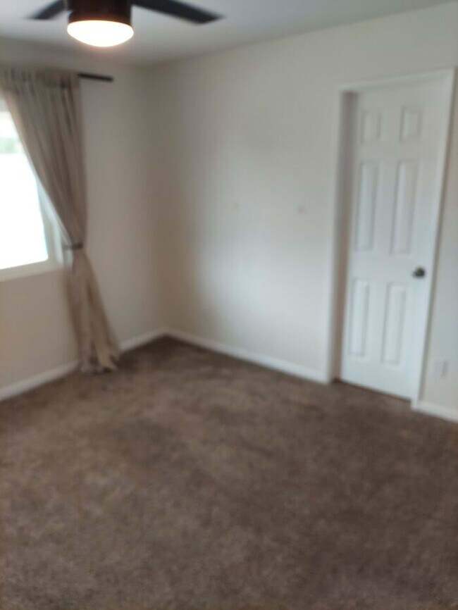 Building Photo - 2 bedroom, 1 bath with pool