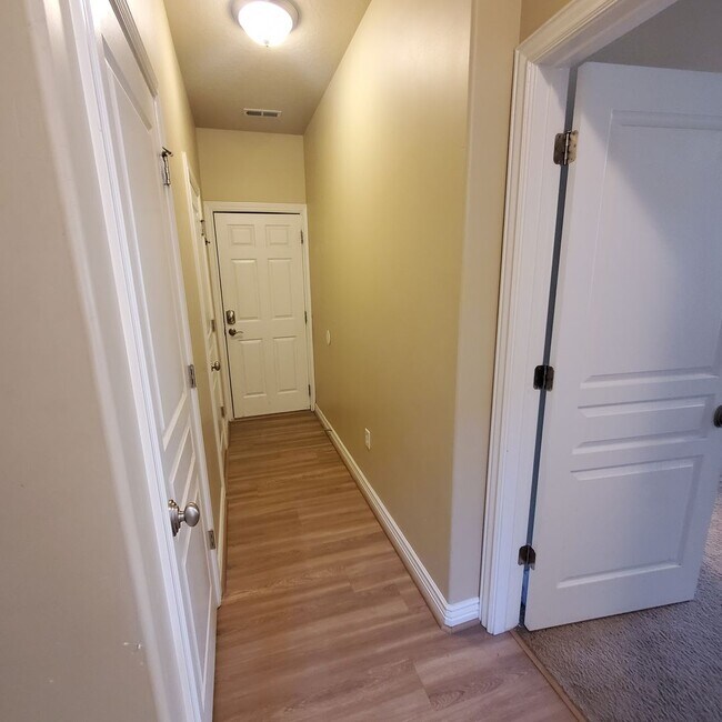 Building Photo - Incredible Lehi Townhouse
