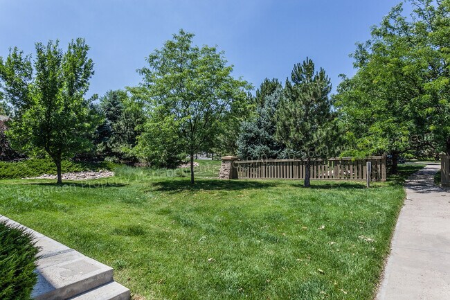 Building Photo - Fantastic 3 Bedroom, 2 bath Condo in SE Fo...