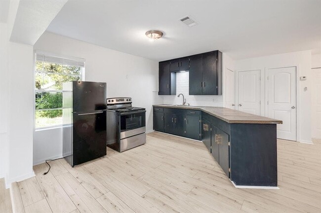 Building Photo - 18502 E Lakeview Dr