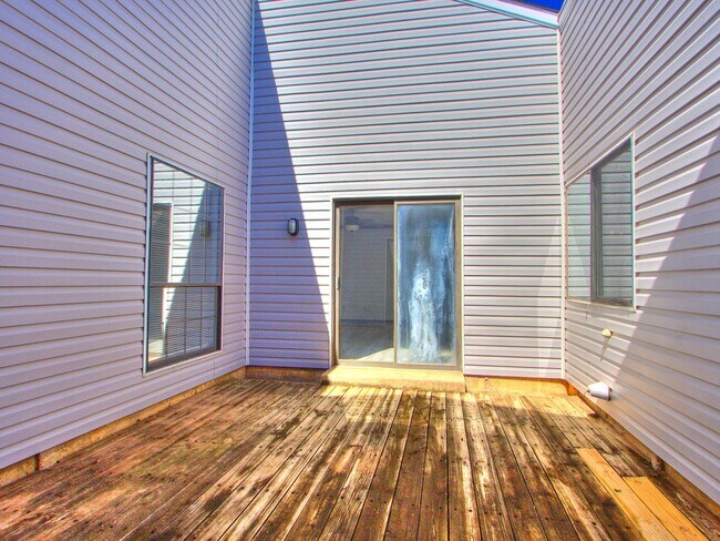 Building Photo - 3 Bed 2 bath!
