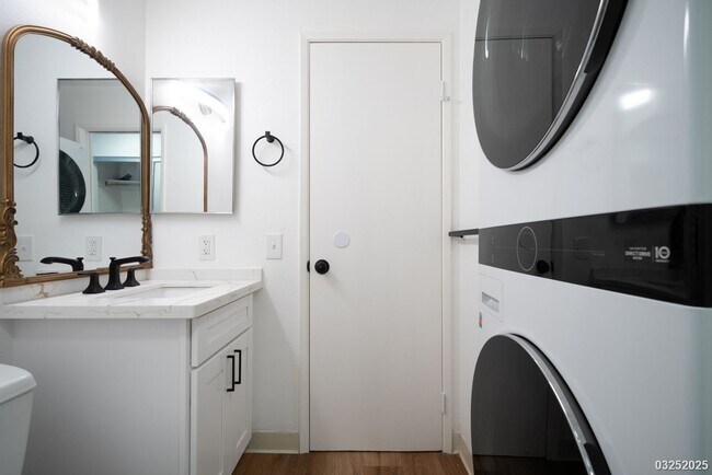 Building Photo - $2,900 / 2 BED / 1.5 BATH / 2 PARKING Condo in Ewa Gentry