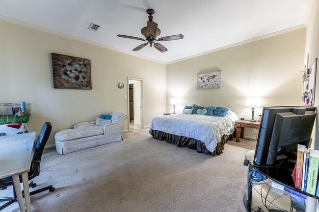 Building Photo - 422 River Oaks Dr