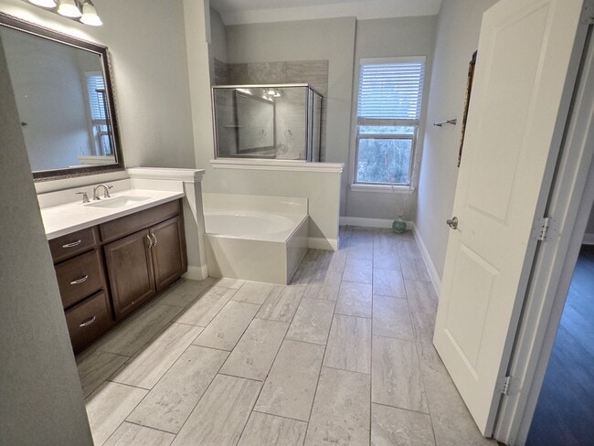 Building Photo - 557 Reale Dr