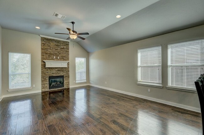 Building Photo - Desirable Home In Valencia Park!
